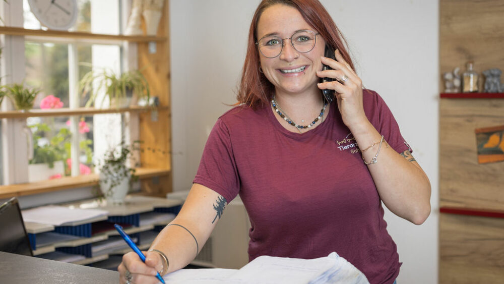 Anita Salzmann von der Tierarztpraxis Scherliau notiert telefonierend einen Termin.